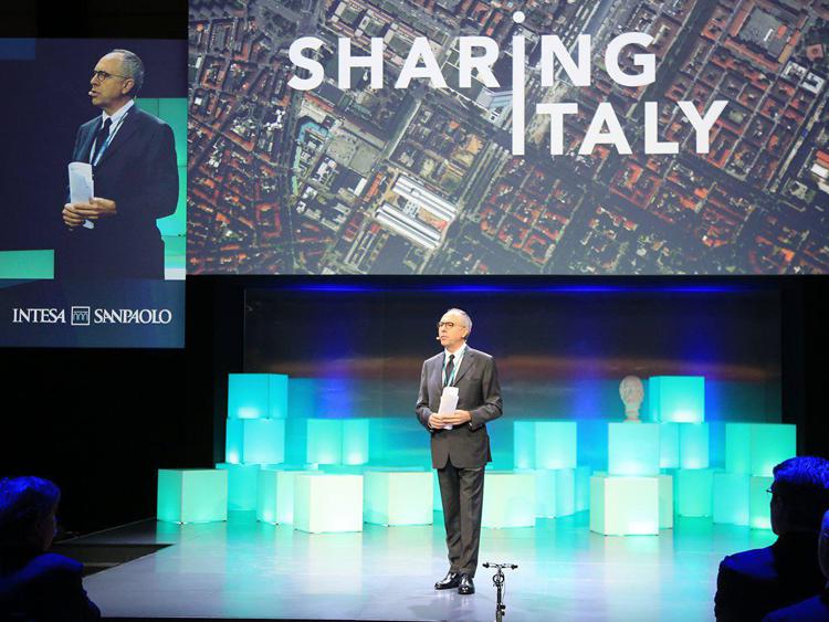 Vittorio Meloni, direttore delle relazioni esterne di Intesa Sanpaolo, a 'Sharing Italy' (Foto dal profilo Twitter di Intesa Sanpaolo)
