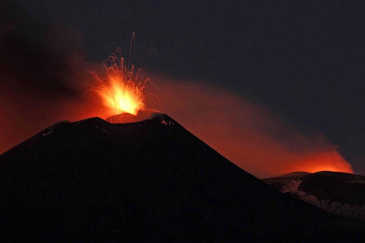Eruzione di un cratere di sud-est sull'Etna, lo scorso 17 marzo (FOTOGRAMMA) - (FOTOGRAMMA)