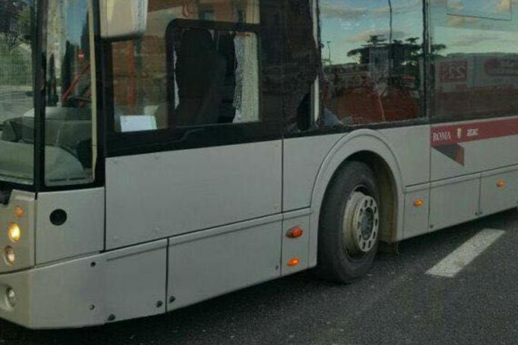 L'autobus con il finestrino  rotto, foto dei Carabinieri