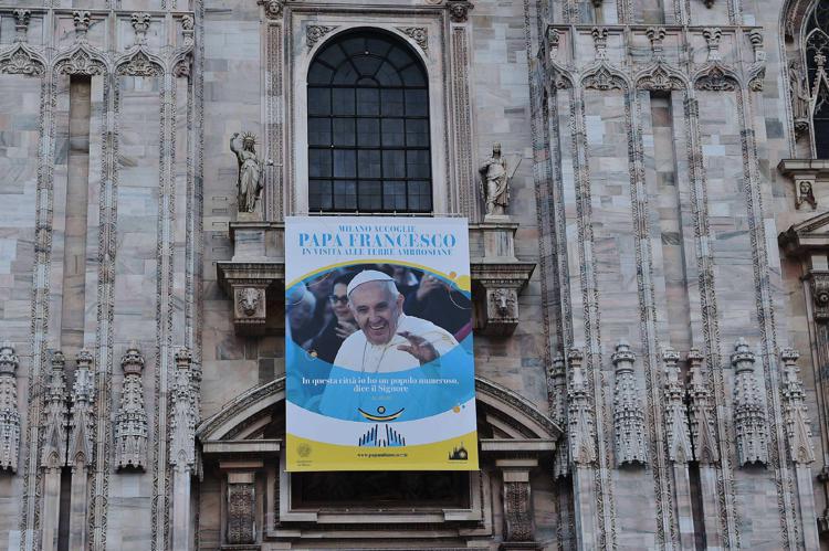 Attesa a Milano per l'arrivo di Papa Francesco (foto Fotogramma)