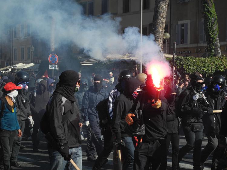 Incubo Black Bloc a Roma, la rabbia sui social: 