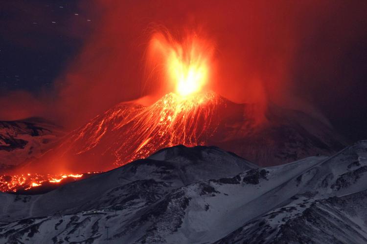 L'Etna in eruzione, nella foto il cratere di sud-est in azione (FOTOGRAMMA) - (FOTOGRAMMA)