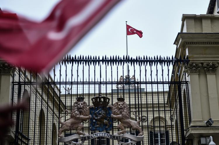 La bandiera turca sventola sul consolato olandese a Istanbul (Afp) - AFP