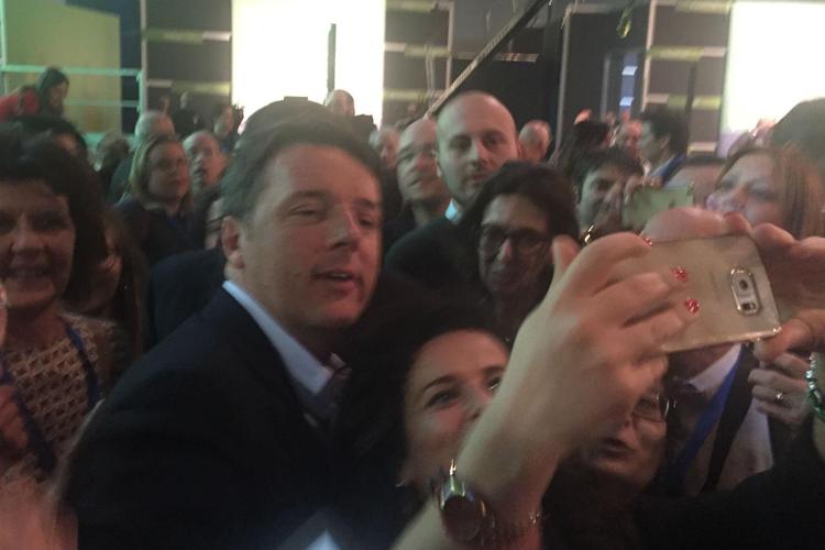 Pd: Renzi esce da 'backstage' e saluta militanti /Video