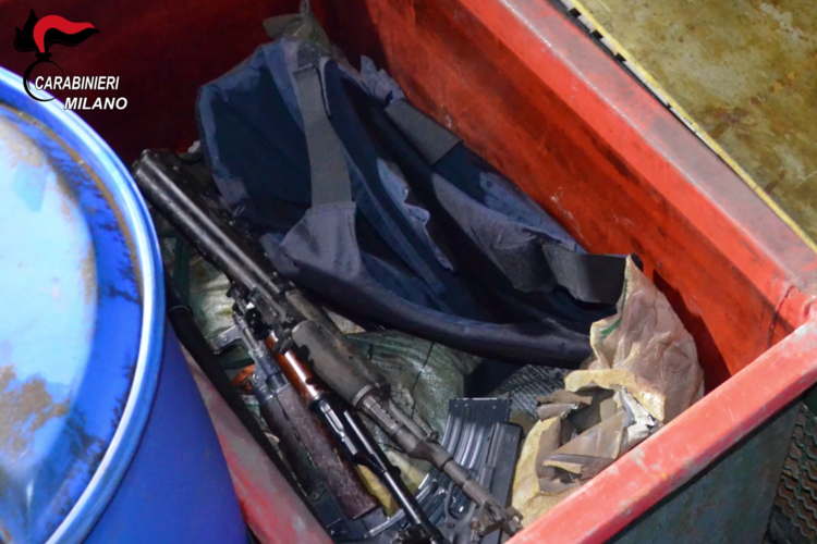 Milano, scoperta base rapinatori di portavalori: sequestrato arsenale armi