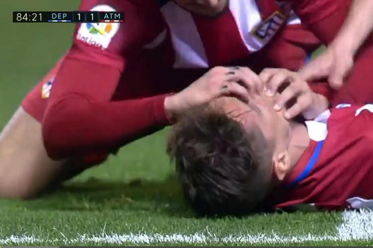 Tremenda botta in testa, Torres sviene durante Deportivo-Atletico Madrid