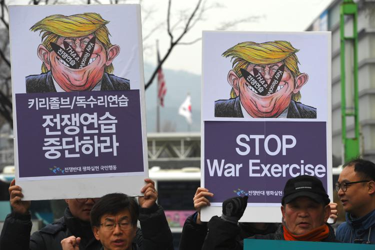 Attivisti  sudcoreani protestano vicino all'ambasciata americana a Seul  (AFP PHOTO) - (AFP PHOTO)