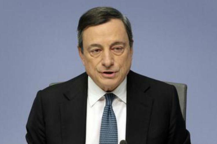 Draghi 'congela' il Qe: serve ancora all'inflazione