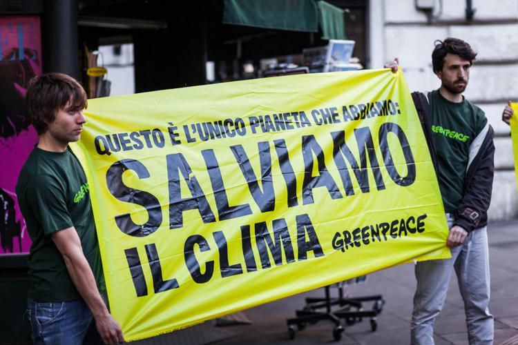 Attivisti di Greenpeace manifestano durante il vertice