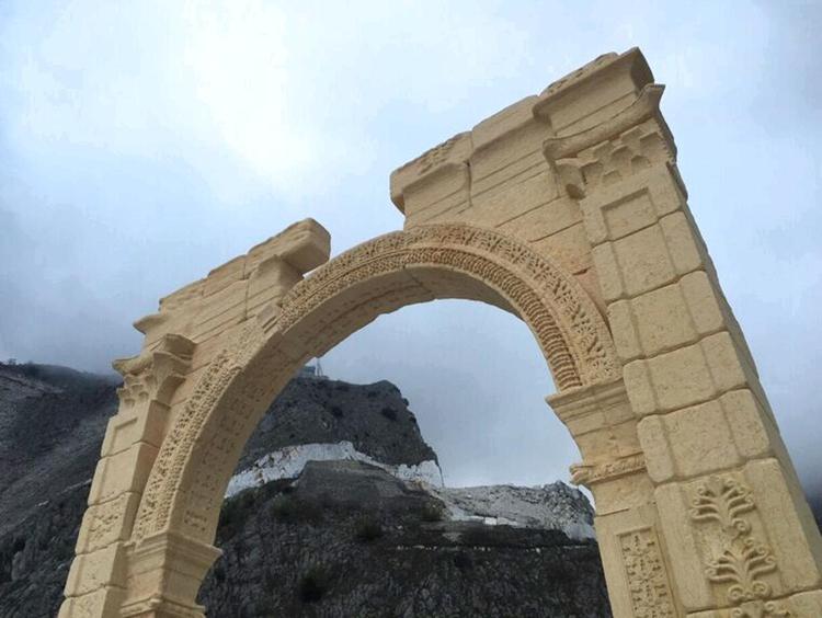 La ricostruzione dell'Arco di Palmira ad Arona