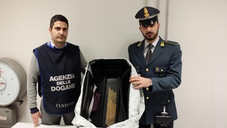 Droga: in 5 mesi Gdf Malpensa sequestra 212 chili di stupefacente, 21 arresti
