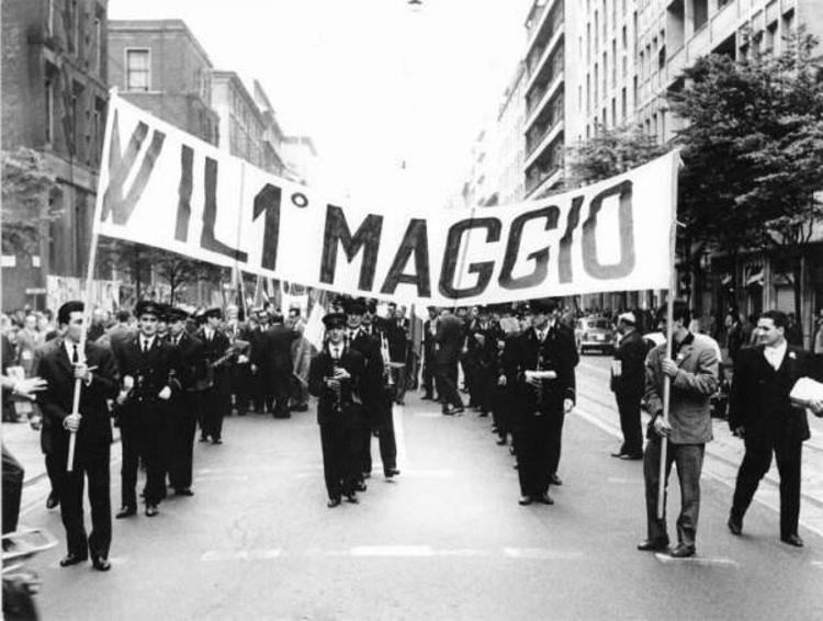 Manifestazione per il primo maggio in Italia, negli anni Cinquanta (Foto da Wikipedia)