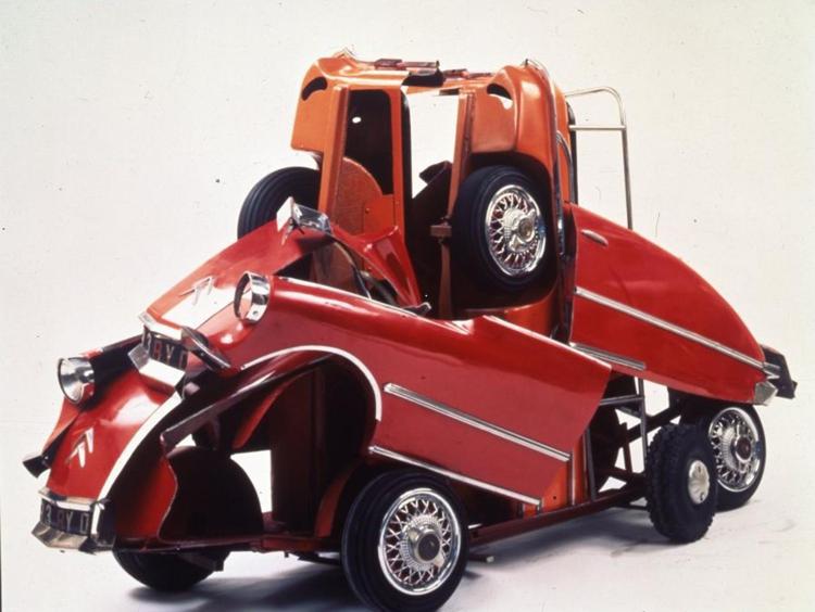 Schmilblic (1990),  macchina da luna park a fette (Sliced Menagerie car) di Arman. Collezione Arman Marital Trust, Corice Arman Trustee. Copyright: Arman Studio New York 