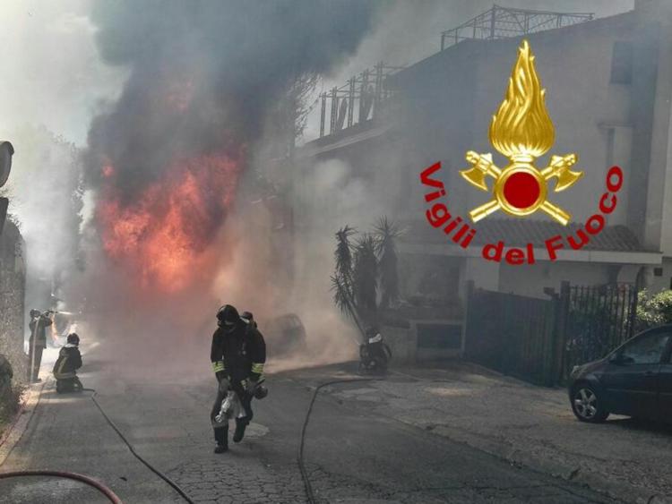 Roma: paura ad Ariccia, grosso incendio per autocisterna in fiamme