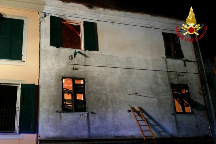 Casa brucia, famiglia si lancia da finestra: morte cerebrale per bimbo