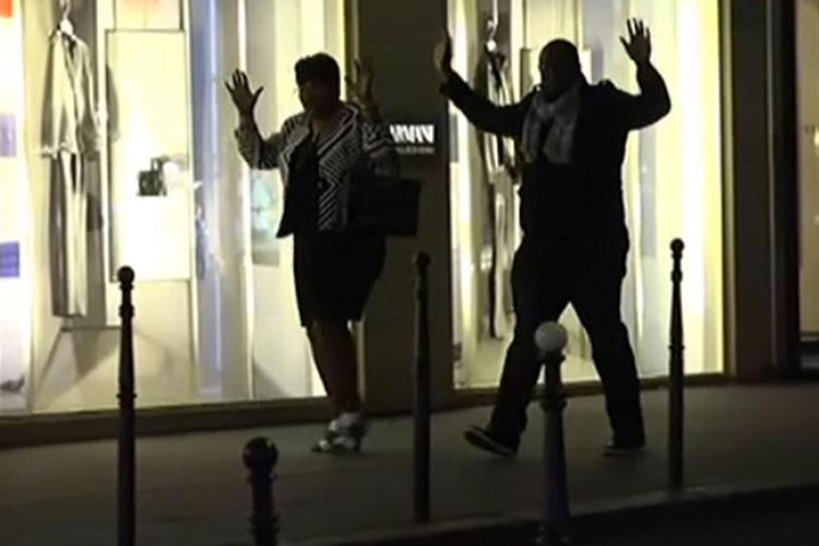 Attacco Champs-Élysées, turisti fuggono con le mani in alto