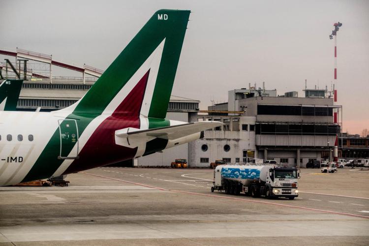 Aereo Alitalia all'aeroporto di Linate (FOTOGRAMMA) - (FOTOGRAMMA)
