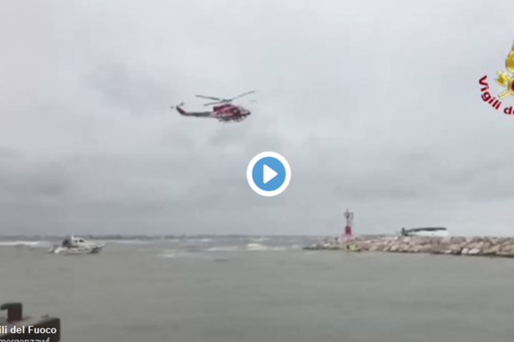 Barca si schianta sugli scogli a Rimini: 1 morto e 3 dispersi