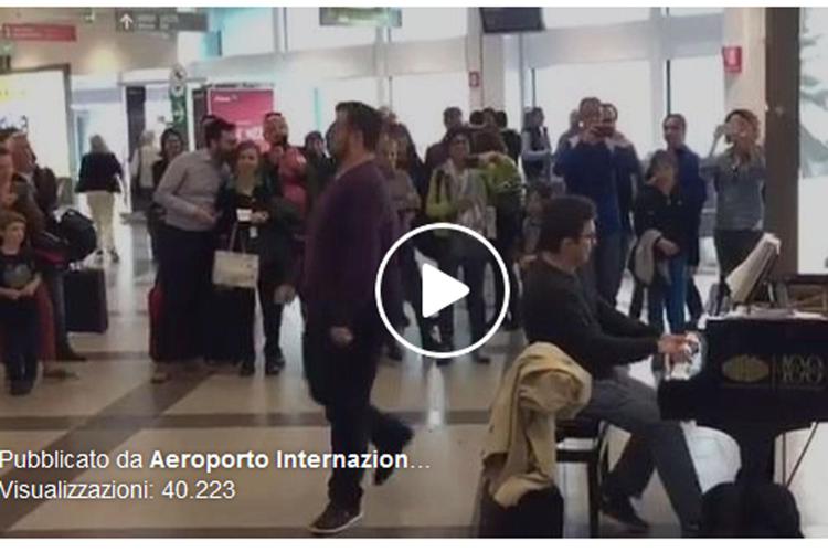 Improvvisano 'Il barbiere di Siviglia' all'aeroporto di Palermo, il video è virale