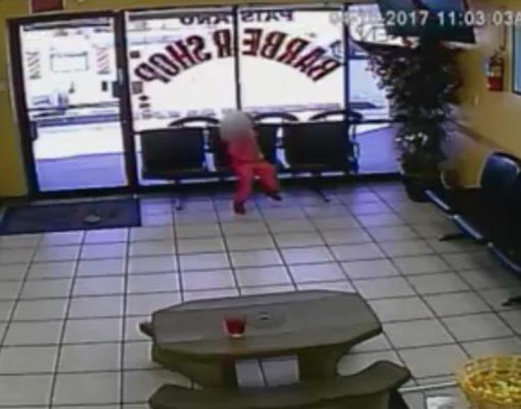 I proiettili sfiorano la bambina, il video della polizia