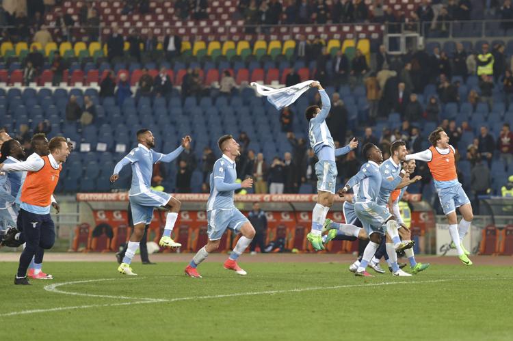 I giocatori della Lazio esultano per il passaggio del turno in Coppa Italia contro la Roma  - AFP