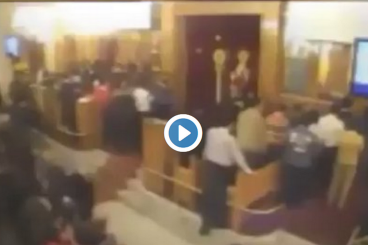 Un boato e poi il panico, il video dell'attentato nella chiesa di Tanta