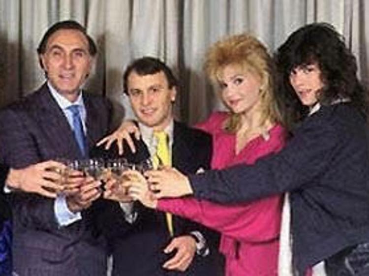 Dettaglio della foto scattata in occasione del debutto di 'Fantastico' nel 1985. Da sinistra Pippo Baudo, Franco Miseria, Lorella Cuccarini, Manuel Franjo