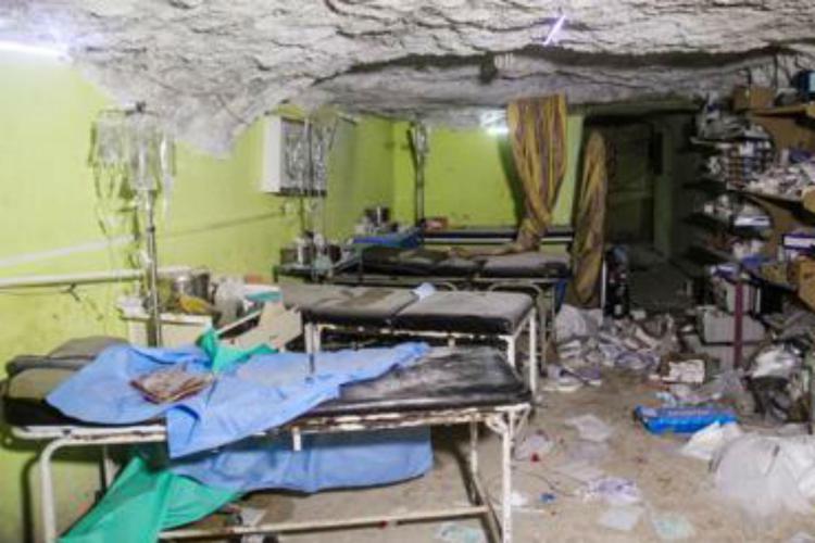 Una stanza di ospedale distrutta a Khan Sheikhun (Afp)