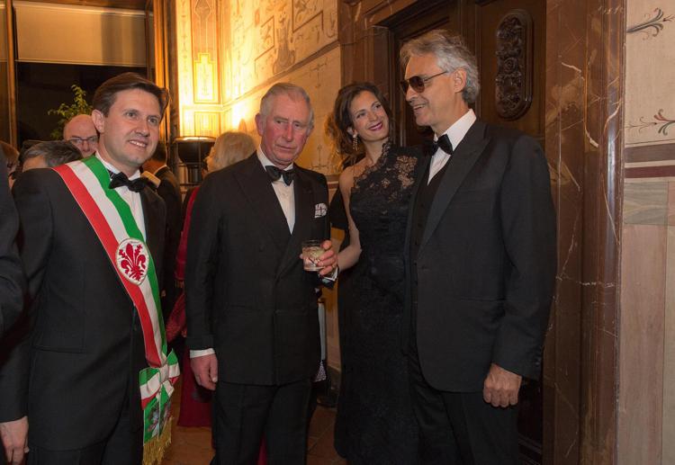 Il principe Carlo con Andrea Bocelli e la moglie Veronica