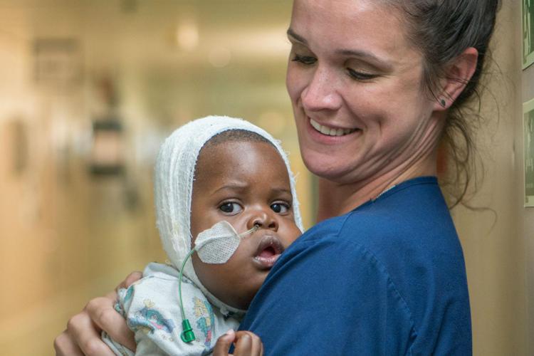 Africa: la nave ospedale itinerante dove volontari curano e salvano vite