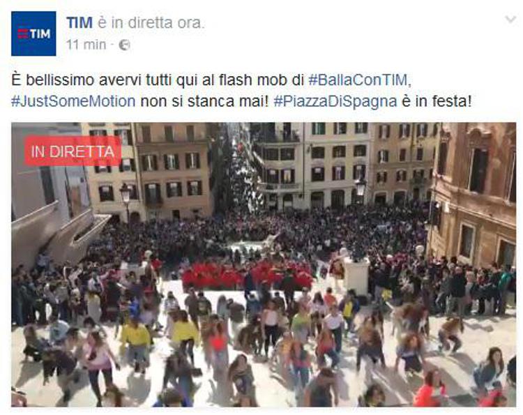 Un momento del flash mob Tim con Sven Otten sulla scalinata di Piazza di Spagna a Roma