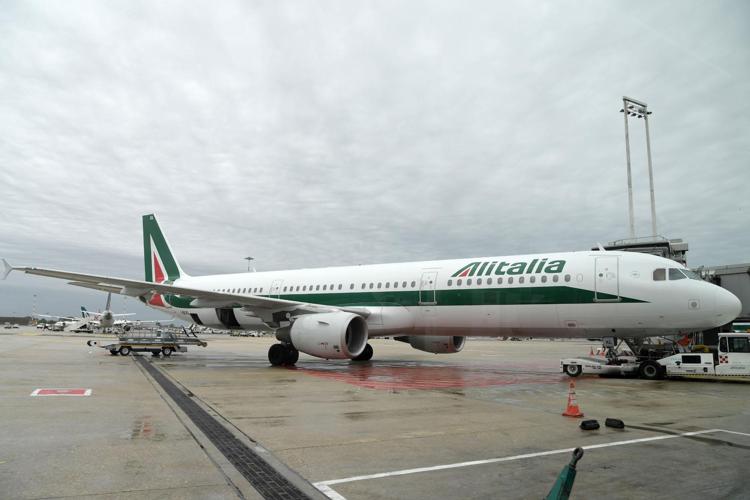 Roma, un aereo Alitalia a Fiumicino (AFP PHOTO) - (AFP PHOTO)