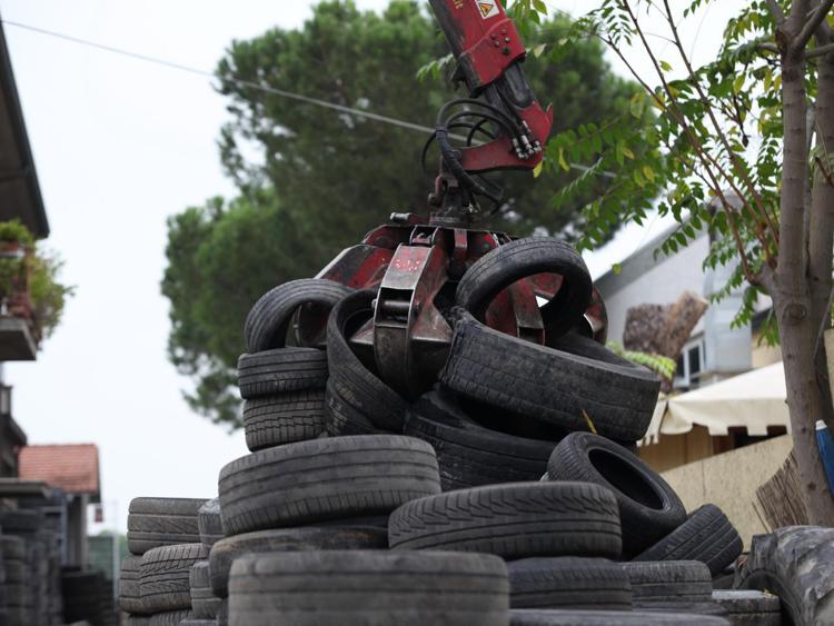 Rifiuti: fino a 40mila ton l'anno di pneumatici illegali sul mercato italiano