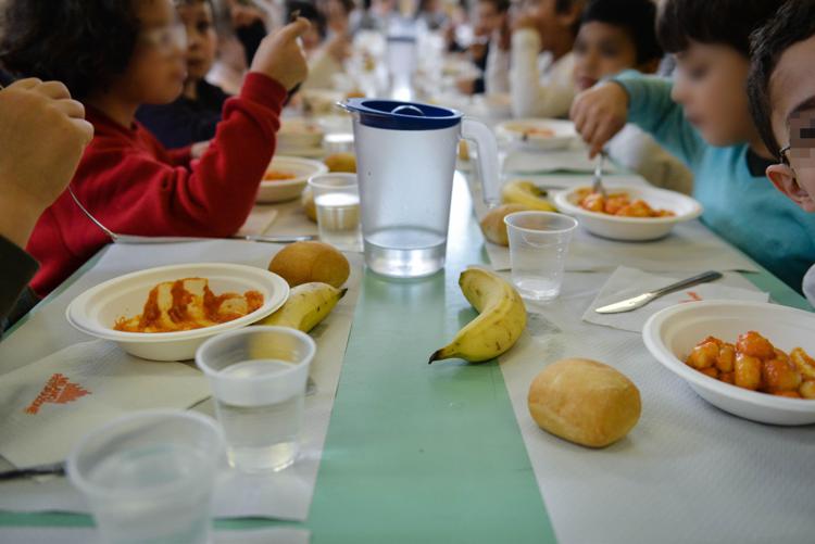Bambini della Scuola Marie Curie, mangiano alla mensa scolastica con il pranzo di Milano Ristorazione  - FOTOGRAMMA