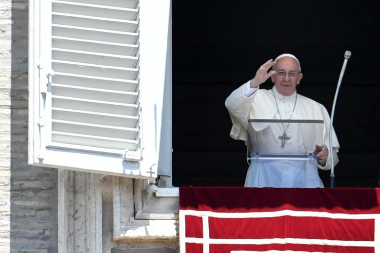 Pope Francis urges Catholics to meet refugees