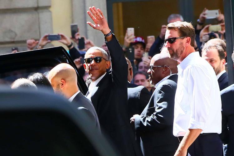 Barack Obama esce dall'hotel Park Hyatt a Milano (FOTOGRAMMA) - (FOTOGRAMMA)