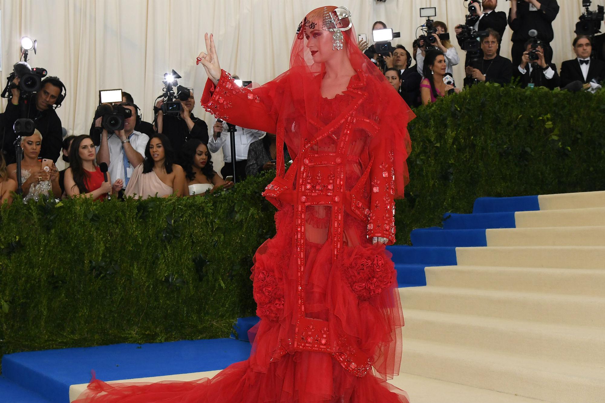 Katy Perry avvolta in un abito di veli rosso scarlatto firmato Maison Margiela (Foto Afp)