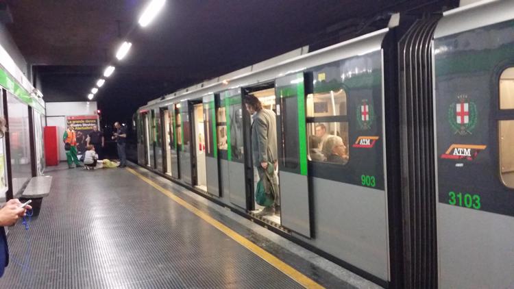 Milano, si lancia sotto la metro: macchinista inchioda ed evita il peggio