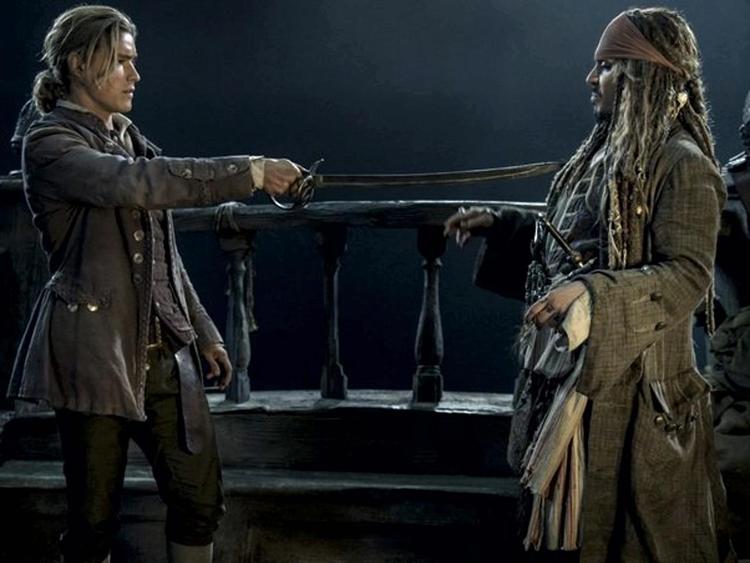 Brenton Thwaites e Johnny Depp  in una scena di 'Pirati dei Caraibi - La vendetta di Salazar'