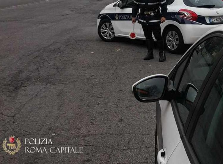 Roma, falciato da auto mentre attraversa la strada: è in prognosi riservata