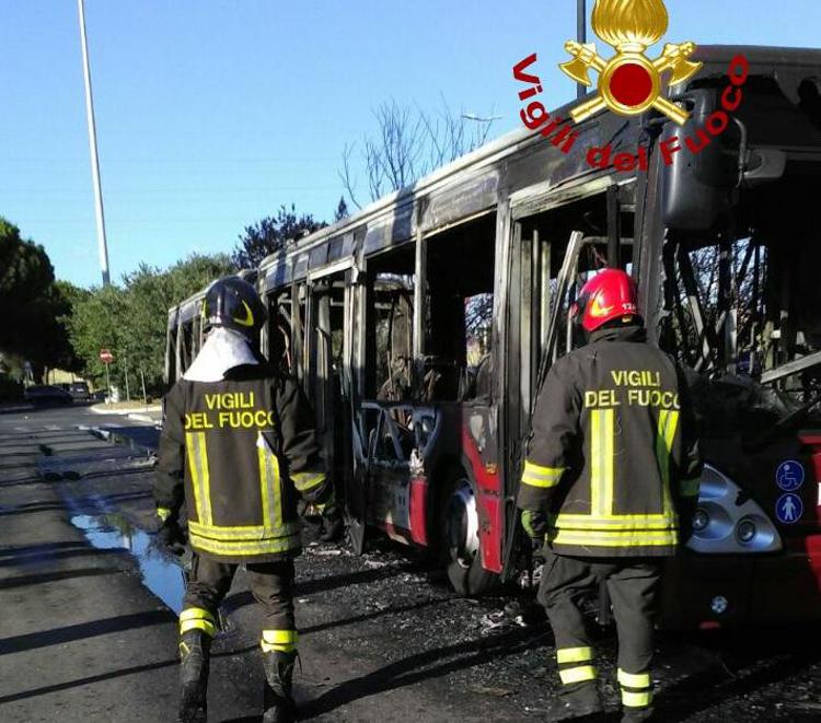 Roma, autobus in fiamme e intervengono pompieri