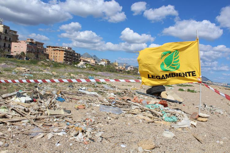 Mare: esaminate 62 spiagge italiane, trovati 670 rifiuti ogni 100 metri