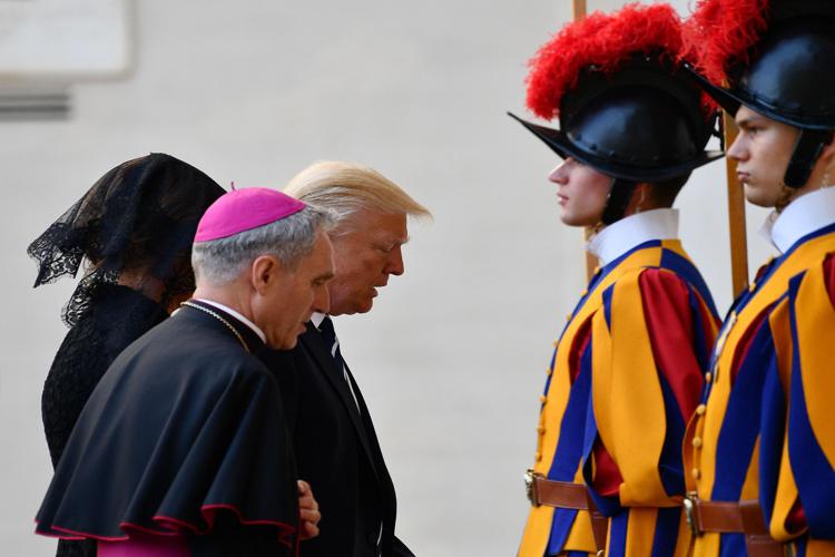 Donald Trump e la moglie Melania arrivano in Vaticano accompagnati da  Georg Gaenswein (Afp) - AFP