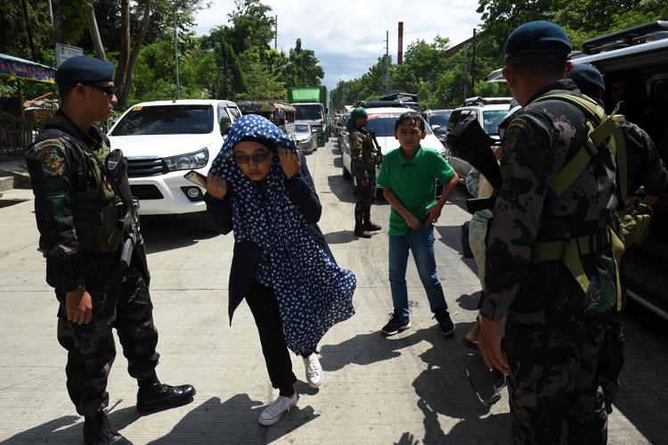 Forze di polizia impegnate nell'evacuazione di Marawi, nell'isola di Mindanao (AFP PHOTO) - (AFP PHOTO)