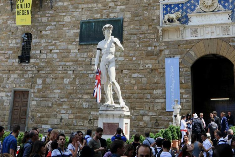 Firenze, David in piazza della Signoria con lutto al braccio e in mano bandiera Gb