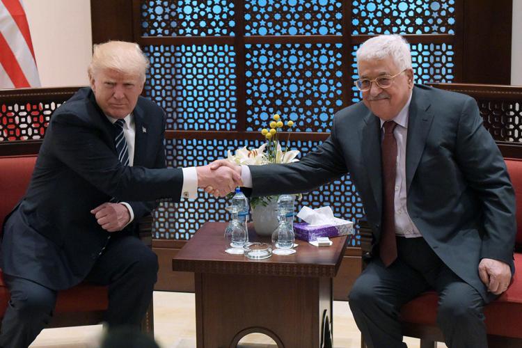 Donald Trump stringe la mano al leader palestinese Mahmud Abbas  (Afp) - AFP