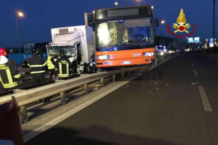 Camion contro bus a Mestre, 24 feriti: le immagini dello scontro
