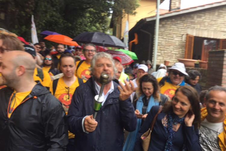 Beppe Grillo durante la marcia per il reddito di cittadinanza Perugia-Assisi