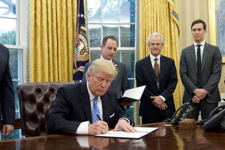 Nella foto Donald Trump e all'estrema destra Jared Kushner (Foto Fotogramma)