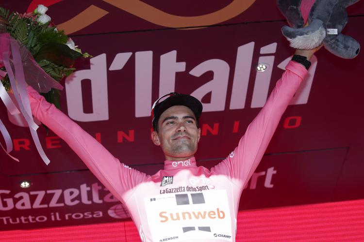 Tom Dumoulin a braccia alzate e in maglia rosa al Giro d'Italia (Foto AFP) - AFP